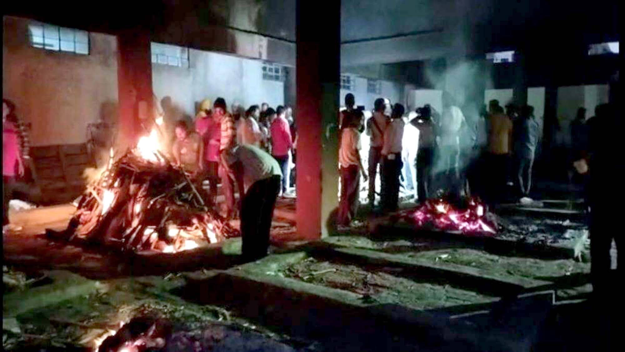 दादी की आंखों के सामने श्मशान घाट में एक साथ 6 लोगों का अंतिम संस्कार हुआ